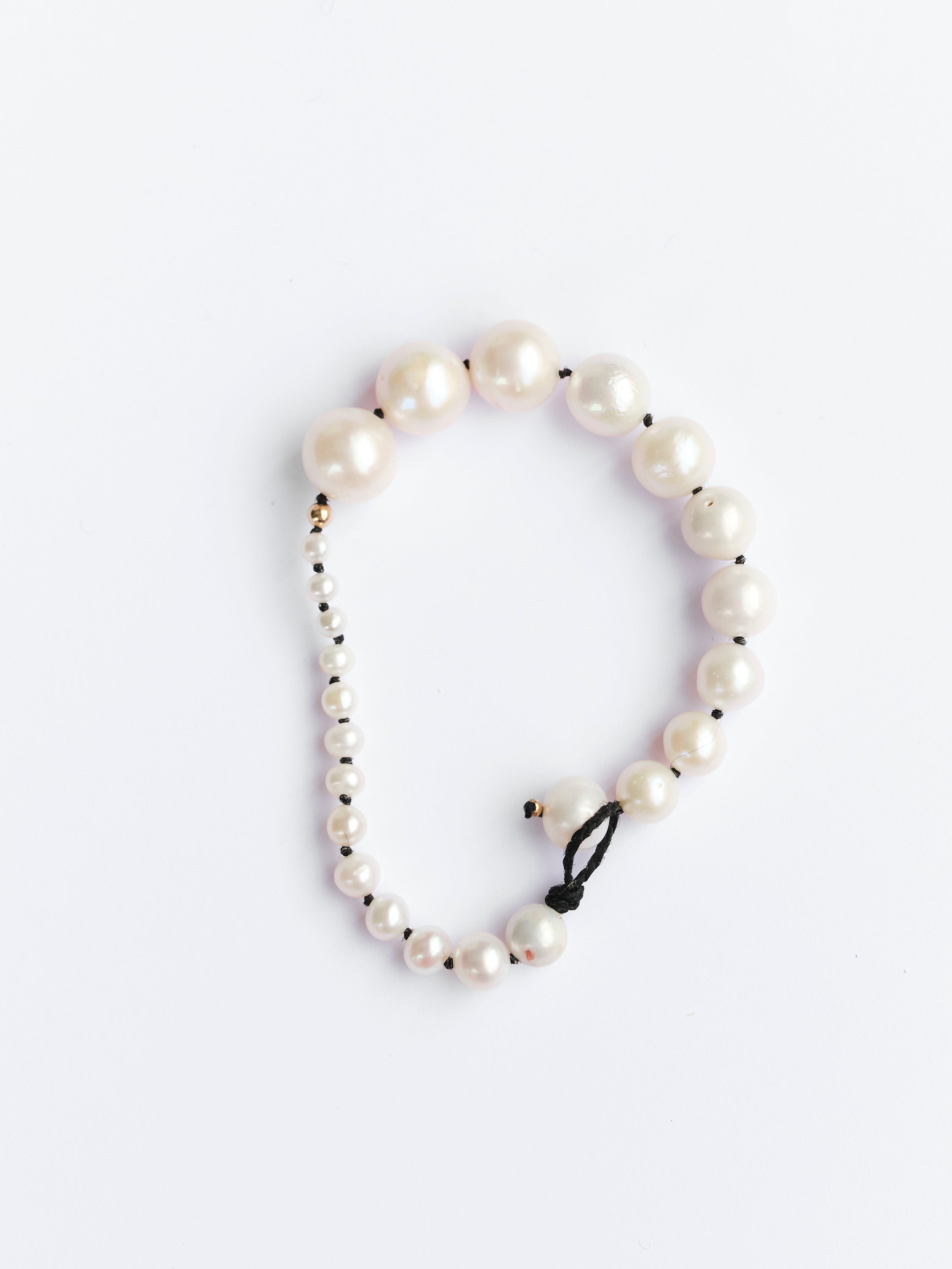 MARICHELLE / BIG & SMALL PEARL BRACELET , BLACK CORD