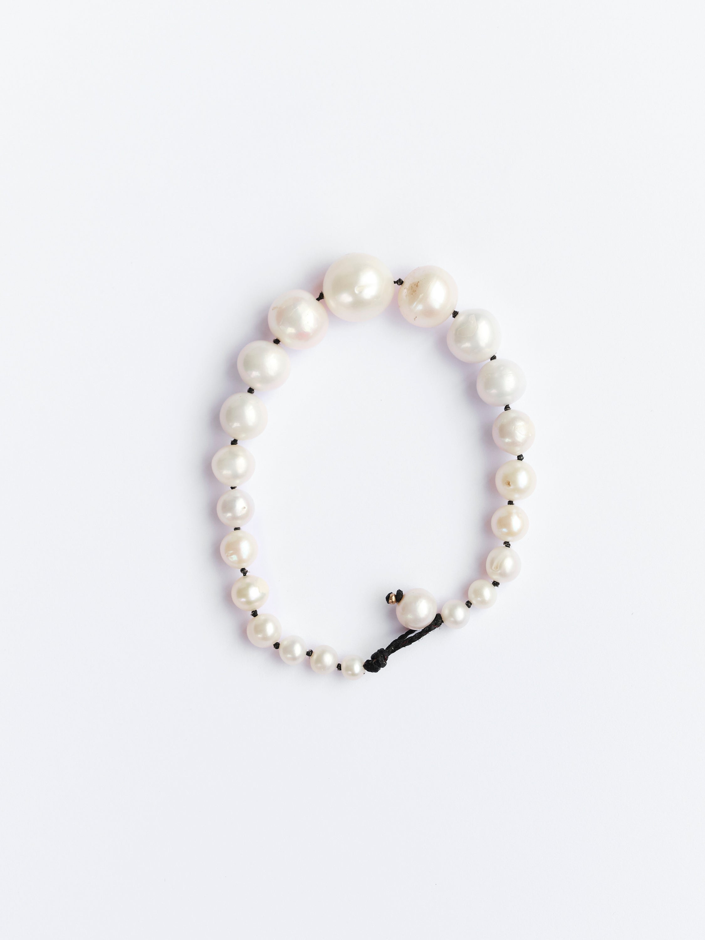 MARICHELLE / PEARL BRACELET, BLACK CORD
